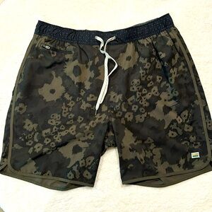 Vuori Banks Oregano Floral Camo XL Unlined Shorts